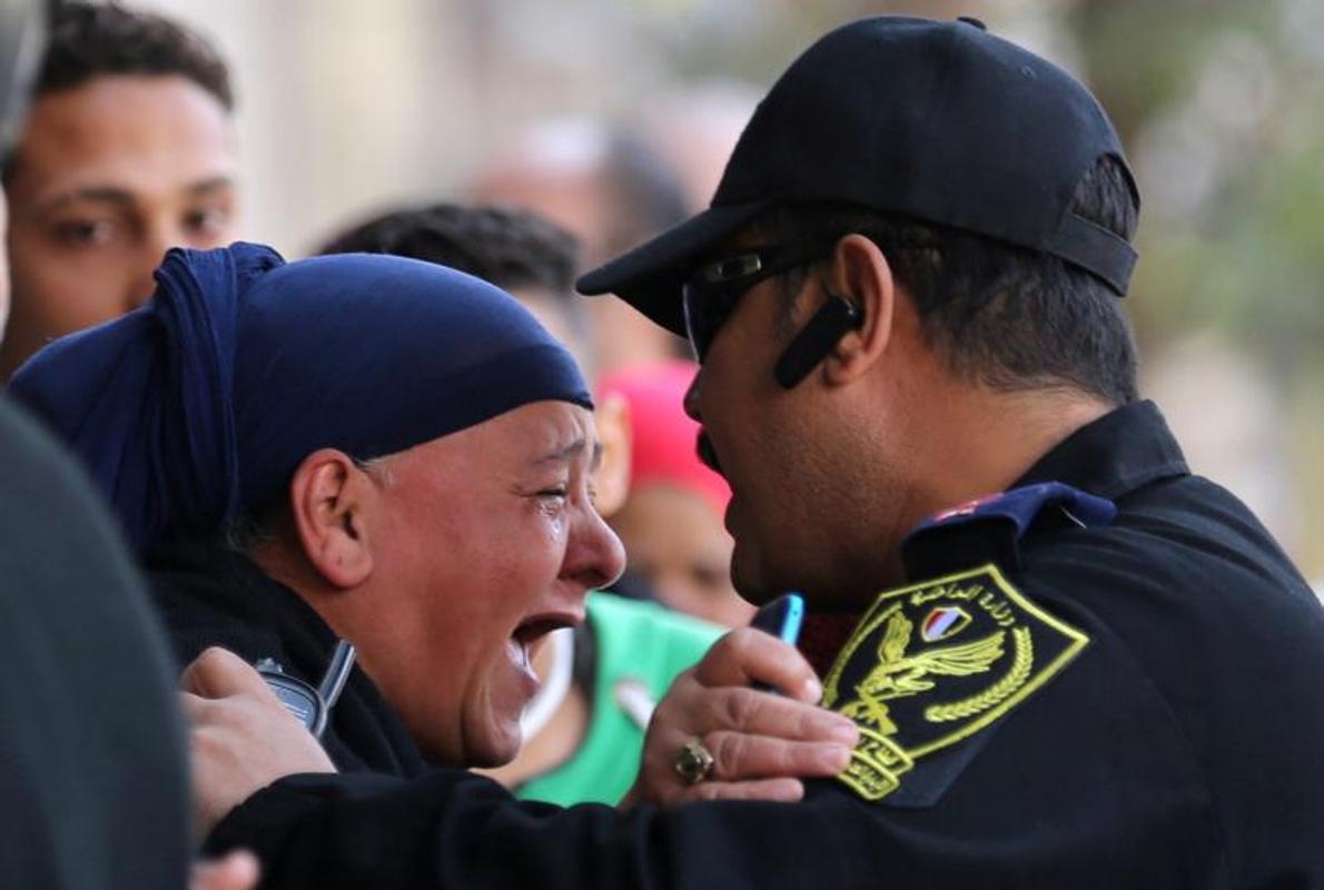 Policías en la catedral copta de El Cairo.