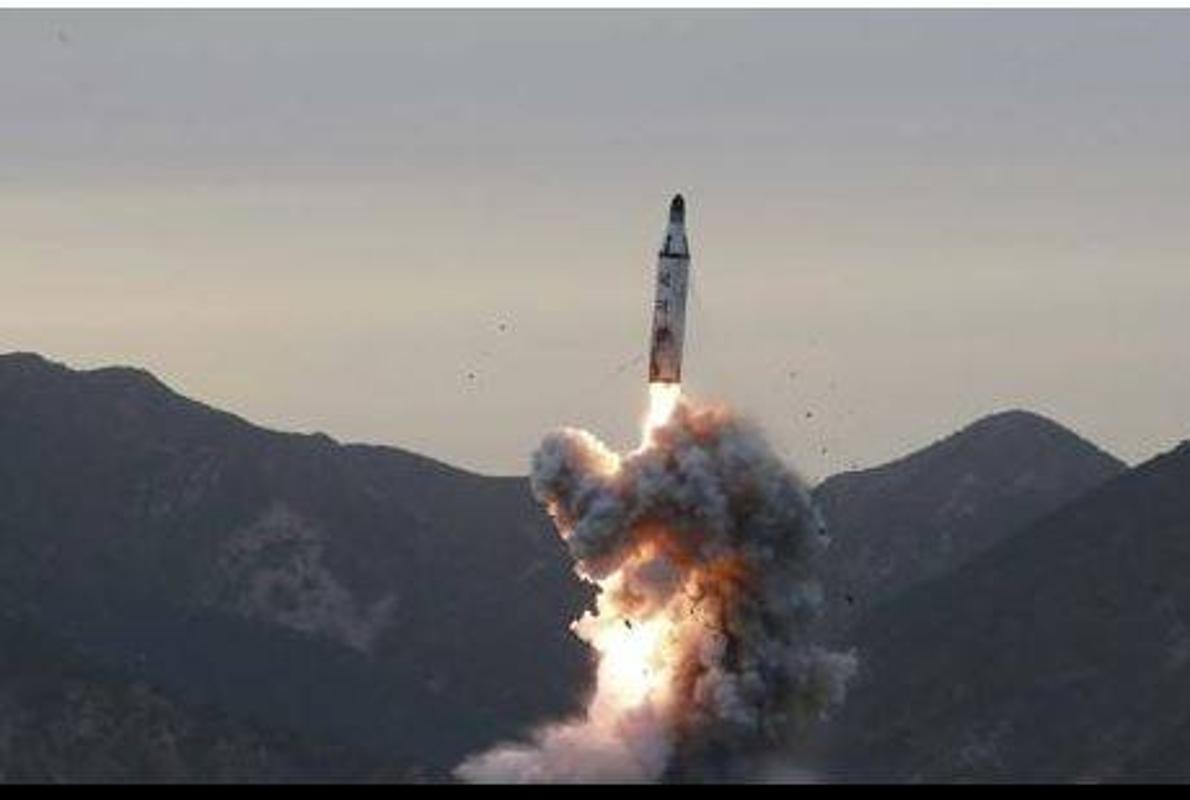 Lanzamiento de un misil balístico submarino desde Corea del Norte.