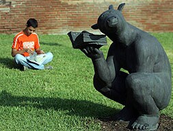 MINOTAURO. Una de las esculturas de Von Reiswitz invita a la lectura en el parque.