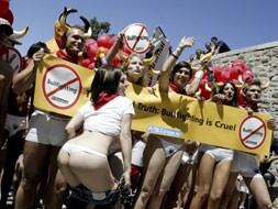 Activistas antitaurinos de todo el mundo corren desnudos en el 'Encierro Humano' de Pamplona