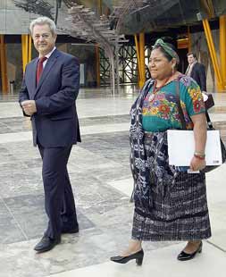 Rigoberta Menchú propone a los ciudadanos que dejen de ser espectadores y participen en los cambios políticos