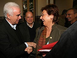 Luciano Alonso felicita a Marisa Bustinduy. / CARLOS MORET