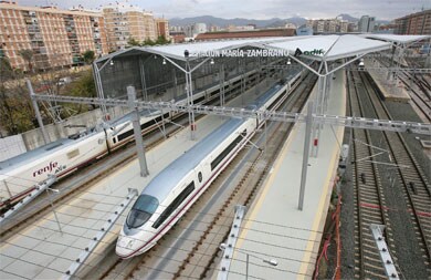 El primer AVE hace su entrada en la estación María Zambrano. / CARLOS MORET