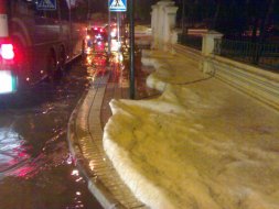 Así quedaron las calles de Torre del Mar tras la granizada. / Sergio Sánchez