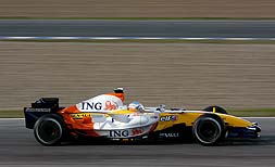 COLORES. Fernando Alonso rueda por la pista de Jerez con un Renault estéticamente muy diferente al de hace un par de años.