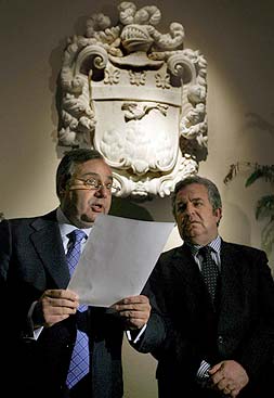 El hijo de la Duquesa de Alba lee un discurso junto al Presidente de la Diputación de Málaga, Salvador Pendón. / EFE
