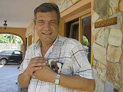 INICIATIVA. Manuel Tovar sostiene a un cachorro de dos semanas disponible para adoptar. / DANIEL MOLINA