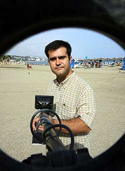 RASTREO. Compaña, con su detector de metales. / CARLOS MORET