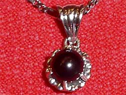 La perla, engarzada en oro blanco. / EFE