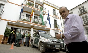 El alcalde de Almogía, Cristóbal Torreblanca, esta mañana en la puerta del Ayuntamiento. / EFE