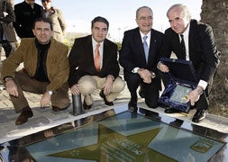Gancedo recibió la placa de manos del alcalde de Málaga. / SALVADOR SALAS