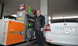 El taxi reposta en la estación de servicio del polígono Guadalhorce. / SUR