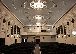 Vista de la sala 1, la de mayor aforo y equipada con un sistema de proyección en tres dimensiones. Se mantiene la decoración original, con nuevos elementos. ::                             PEPE ORTEGA