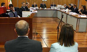 El dueño de Aifos y su mujer (ambos de espaldas), hoy durante el juicio.:: ÁLVARO CABRERA