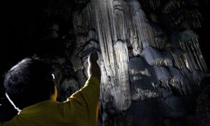 Interior del yacimiento paleolítico de la Cueva de Ardales en Málaga. :: EFE