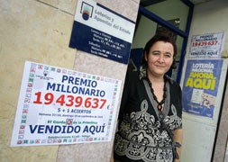 Rocío Vidal, en la administración que regenta en Nueva Málaga.: ÁLVARO CABRERA