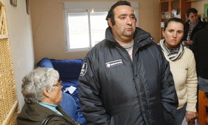 El padre de María Esther, esta mañana en su casa a la espera de noticias. :: Foto: Carlos Moret / Vídeo: Atlas