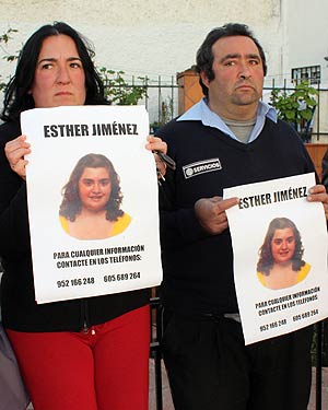 Los padres de la niña, ayer, horas antes de que se hallara el cuerpo. :: PLV