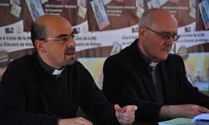Los sacerdotes Miguel Gamero y Antonio Collado, durante la presentación. / Macarena Texeira
