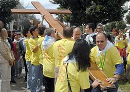 La cruz ha hecho una parada en la Iglesia de Virgen Madre de Nueva Andalucía, en Marbella.:: Josele-Lanza