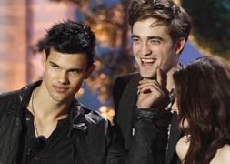 Taylor Lautner, Robert Pattinson y Kristen Stewart, de la saga 'Crepúsculo', en la gala de entregas de premios.:: Reuters