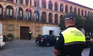 Policías esta mañana en el Ayuntamiento de Ronda. :: Salvador Salas / Vídeo: Pedro J. Quero