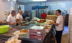 El Obrador de la confitería La Exquisita, en plena tarea a primeras horas de esta mañana. / Sur