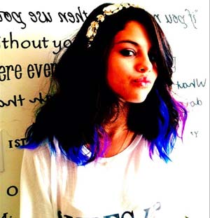 Selena Gomez cambia de color de pelo