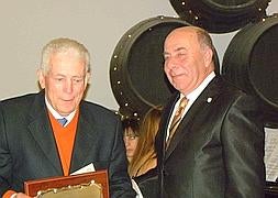 José Pascual, (izq), en un reciente homenaje.