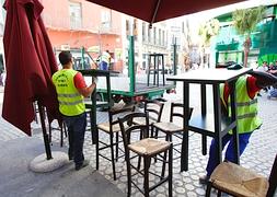 El Ayuntamiento retira el mobiliario de las terrazas de bares que no disponen de permiso