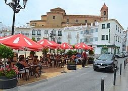 El automóvil invadió la plaza de la Constitución, situada en el núcleo de Torrox Pueblo, y atropelló a dos mujeres de 67 y 72 años