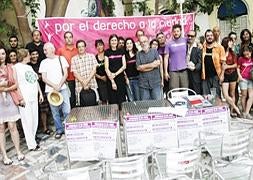 Representantes de la Casa Invisible muestran sus exigencias en una pancarta. / Jaime Gallardo