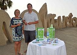 El Ayuntamiento reparte ceniceros desechables en las playas de Málaga