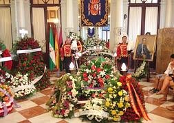 Imagen de la capilla ardiente instalada en el Ayuntamiento de Málaga. / Salvador Salas