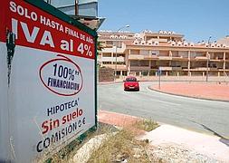 Cartel anunciador de una promoción en manos de una entidad financiera. :: Sur
