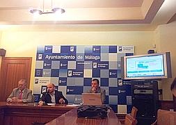 Felipe Romera (director del PTA), Raúl López (concejal de Movilidad) y Hervé Bernabéu (director comercial de SkyBus).:: N. T.