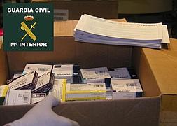 Medicamentos y documentación incautados.:: Fotografía falicitada por la Guardia Civil