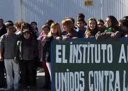 Concentración de repulsa a las puertas del instituto. / A. Peláez
