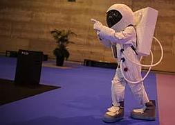 Por primera vez, un astronauta se pasea por el recinto de Ifema. / AFP