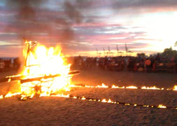 El boquerón 'Malagaman', ardiendo en La Malagueta. :: Foto y vídeo: Pedro J. Quero