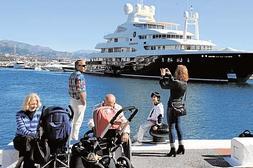 El barco se ha convertido en una atracción para los turistas. :: Josele-Lanza