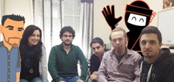 El equipo de GloveCat, junto a personajes de sus videojuegos, Alberto Garzón y 'Sheet Ninja'. Foto: L.M.
