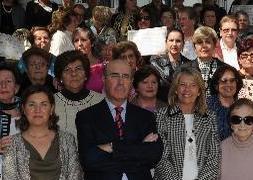 Isabel Cintado, Ricardo Bocanegra y Ángeles Muñoz con las 'niñas del esparto'. Josele-Lanza