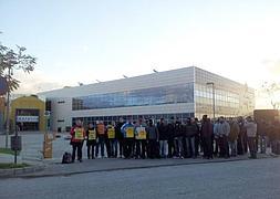 Manifestantes concentrados en uno de los accesos a la empresa.:: SUR