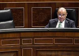 Guindos cree que el decreto andaluz de vivienda dificultará la concesión de hipotecas a los jóvenes