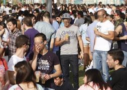 Miles de jóvenes asistieron el viernes al macrobotellón. :: Álvaro Cabrera