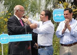 Elías Bendodo dirigió unas emotivas palabras al exconcejal del Ayuntamiento de Málaga Antonio Cordero.:: Carlos Moret