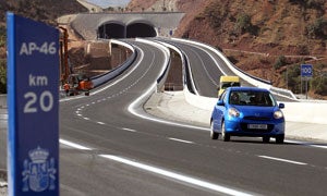 La autopista de Las Pedrizas se prepara para captar vehículos de cara al verano. :: SUR