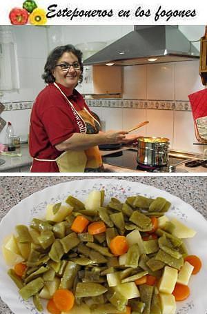 Adoración Sardina prepara el plato en su cocina. :: S. V.