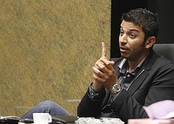 Moayad Shatat, en su despacho del estadio de La Rosaleda durante la entrevista. :: Salvador Salas